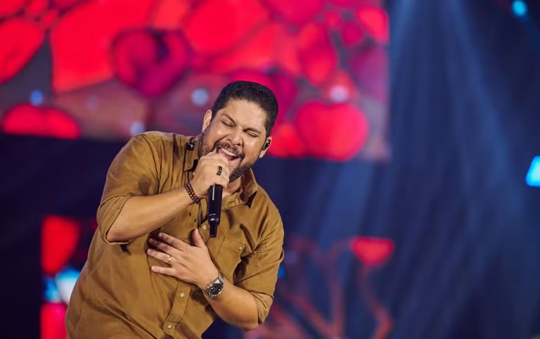 Jorge no Ribeirão Rodeo Music 2025 emociona público com show solo da turnê dos 20 anos da dupla Jorge & Mateus
