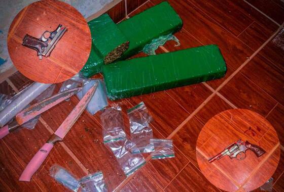 Armas e drogas apreendidas após confronto com a PM