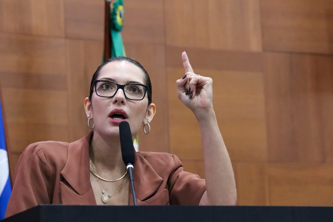 Janaina Riva apresenta PEC que obriga pagamento mínimo de emendas da saúde em Mato Grosso