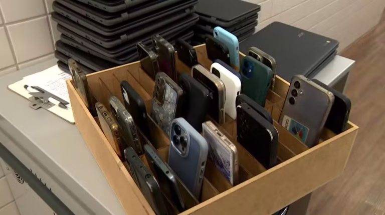 Estudantes usam celular em sala de aula mesmo com lei em vigor