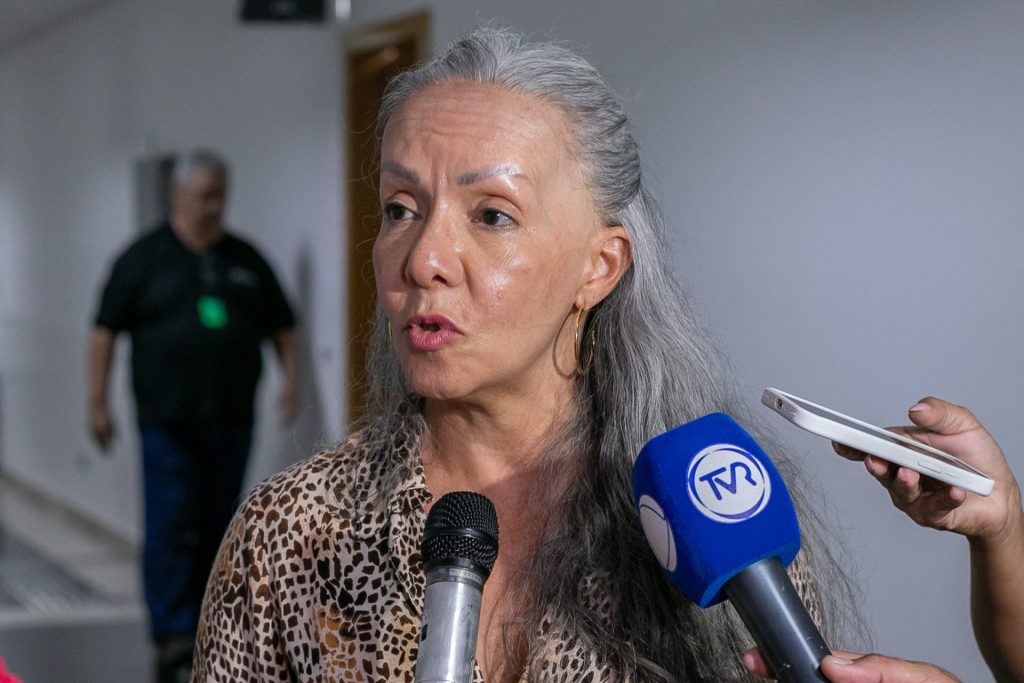Lucia Helena Barboza, secretária de Saúde de Cuiabá, faz críticas à vacina contra a covid-19 durante entrevista