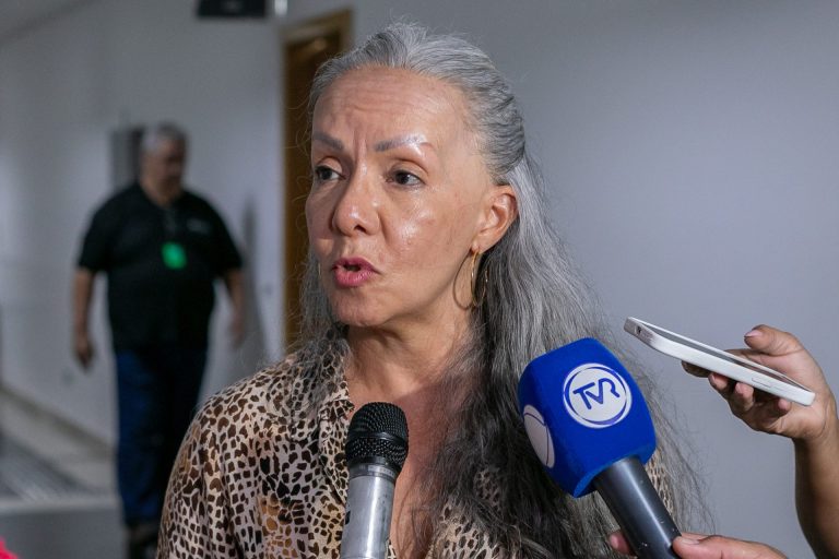 Lucia Helena Barboza, secretária de Saúde de Cuiabá, faz críticas à vacina contra a covid-19 durante entrevista