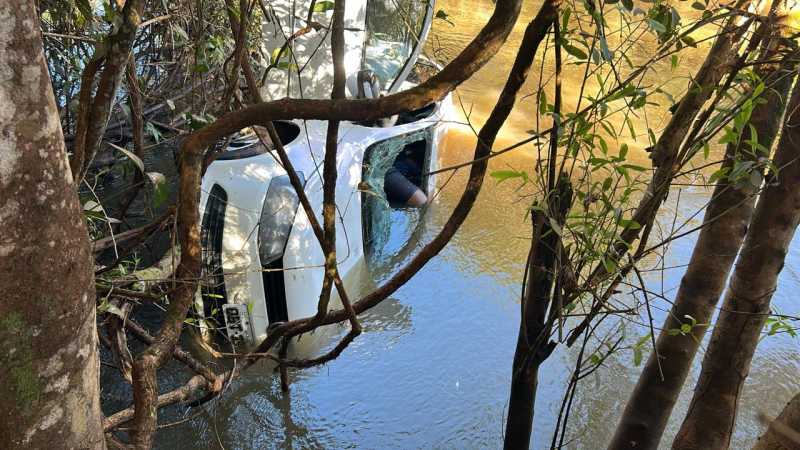 - Acidente em Denise onde carro caiu de ponte no Rio Bugres
