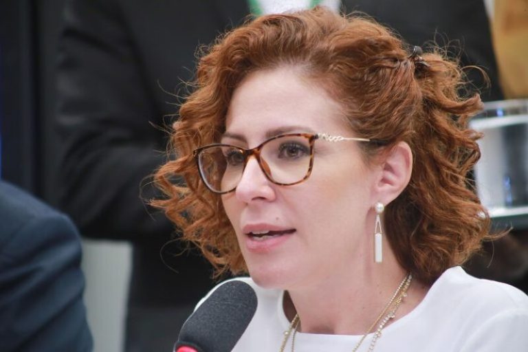 Carla Zambelli em entrevista anunciando que deixa o Brasil após condenação no STF