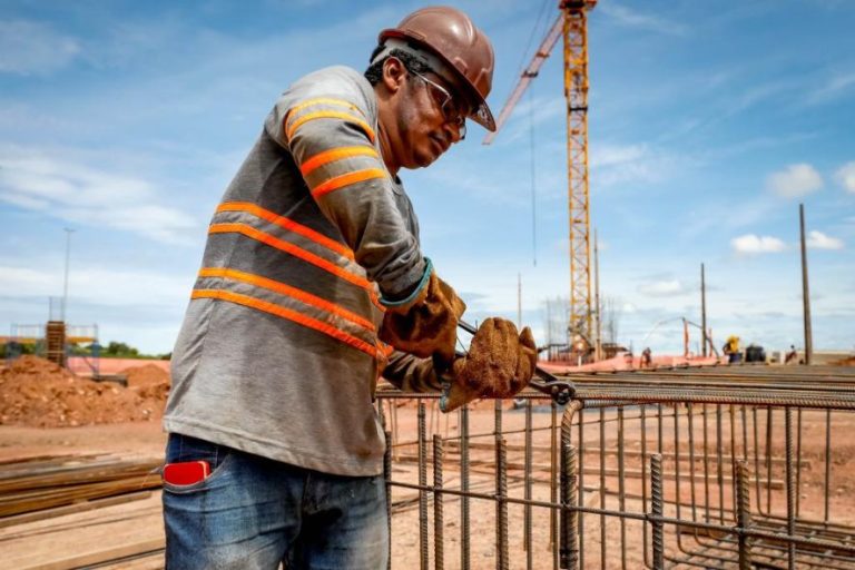 Mato Grosso gera 30 mil empregos formais no início de 2025 com destaque para serviços e agropecuária