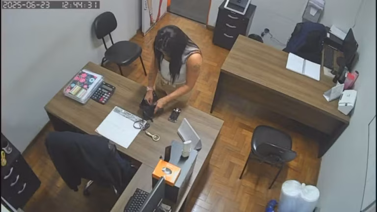 Professora presa por furto de cartão é flagrada por câmeras em escola pública