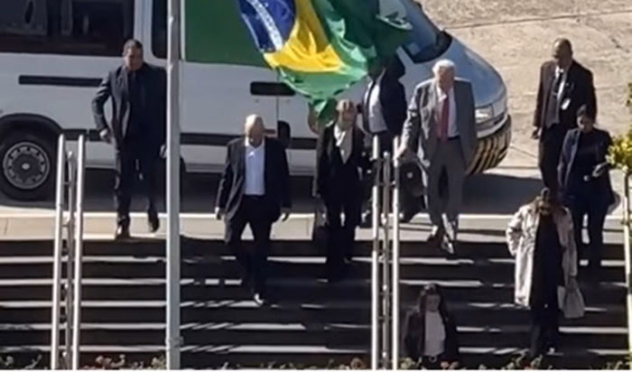 Janja e Alexandre de Moraes deixam avião da FAB com Lewandowski