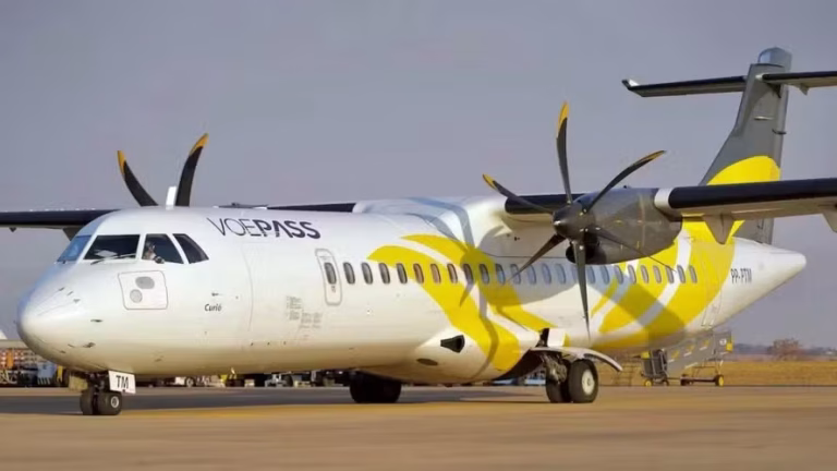 Avião da Voepass parado na pista após suspensão de operações pela Anac