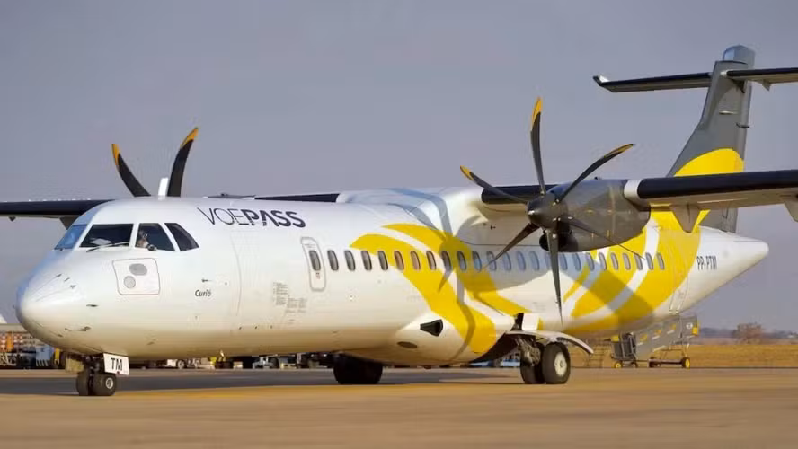 Avião da Voepass parado na pista após suspensão de operações pela Anac