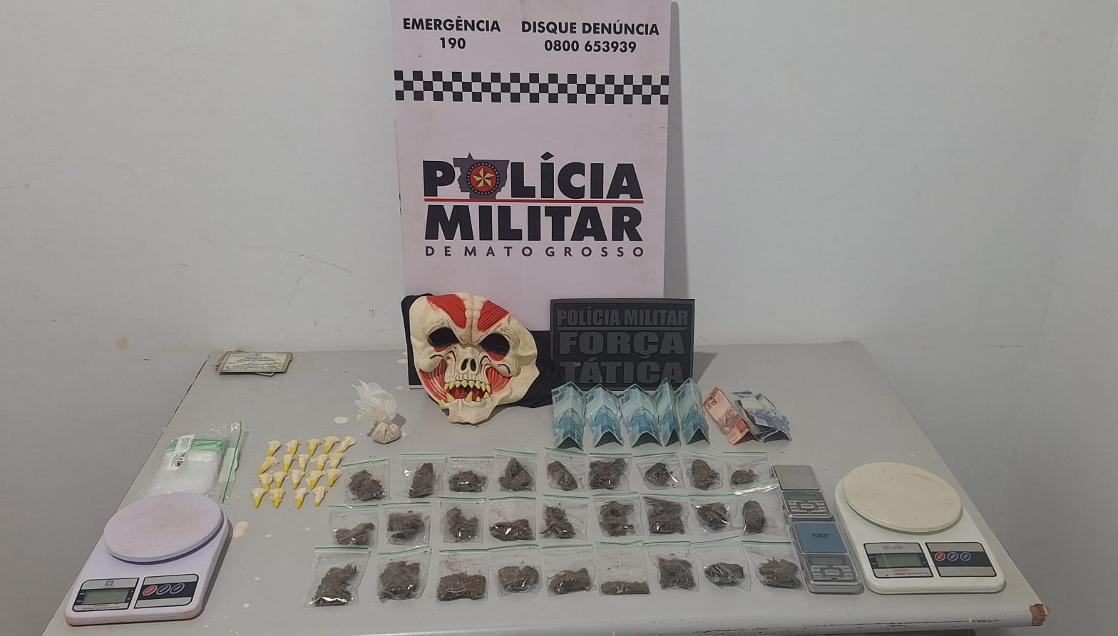 Drogas e objetos apreendidos pela Polícia Militar na Vila Esmeralda durante a Operação Tolerância Zero em Tangará da Serra.
