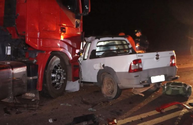 Acidente na BR-174 deixa casal ferido após colisão entre Fiat Strada e caminhão