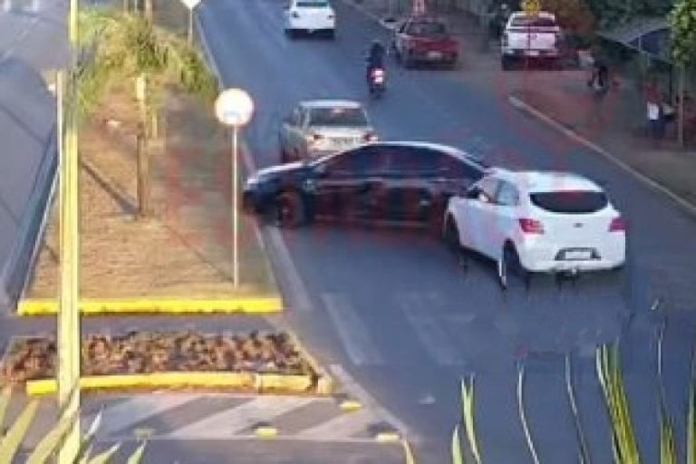 Ex-companheiro persegue mulher e provoca acidente em avenida movimentada