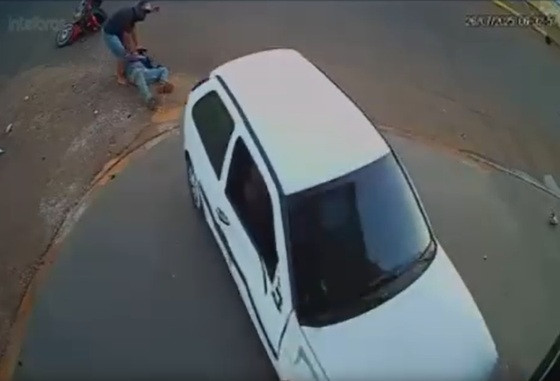 Motorista foge após atropelar dupla em moto e invadir açougue; imagens da câmera de segurança são analisadas.