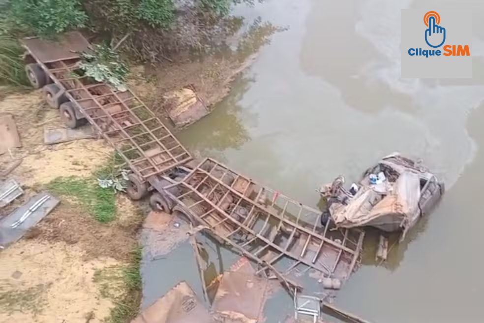 Carreta destruída após cair de ponte na MT-344