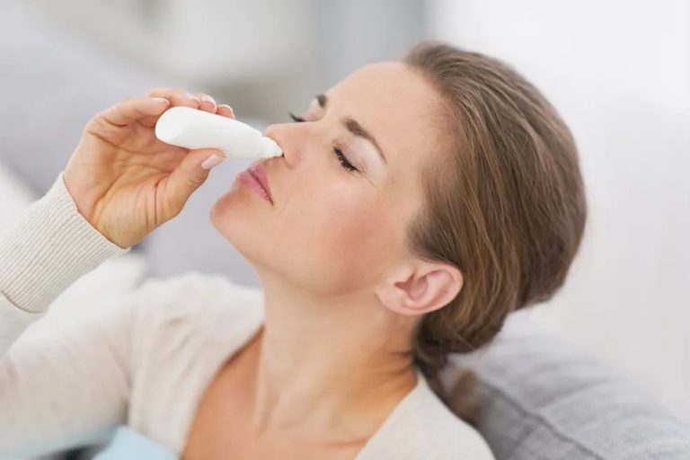 Frasco de descongestionante nasal com alerta sobre os riscos do uso excessivo