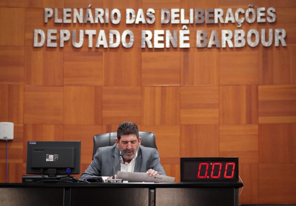 Dr. João propõe lei que dispensa certidões e moderniza serviços em Mato Grosso
