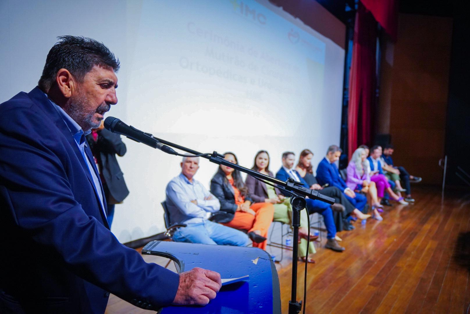 Dr. João discursa na abertura do mutirão de cirurgias em Cuiabá