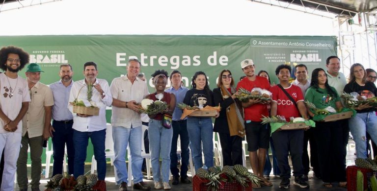 Dr. João entrega tratores e equipamentos em assentamentos de Tangará da Serra