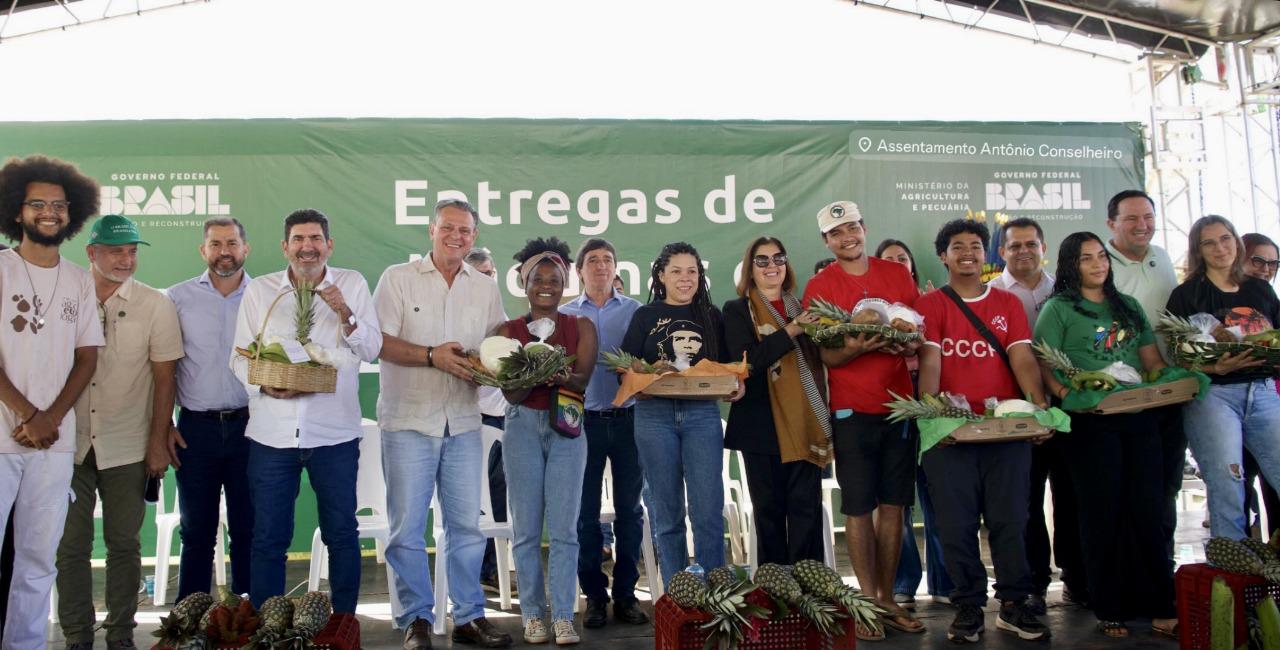 Dr. João entrega tratores e equipamentos em assentamentos de Tangará da Serra