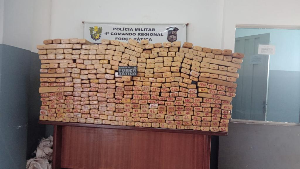 Tabletes de maconha apreendidos durante operação da PM contra facções criminosas