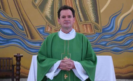 Ex-padre condenado por estupro proibido de trabalhar fora da cadeia