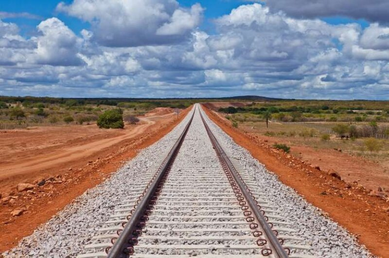 Ferrovia cortando área de floresta na região amazônica