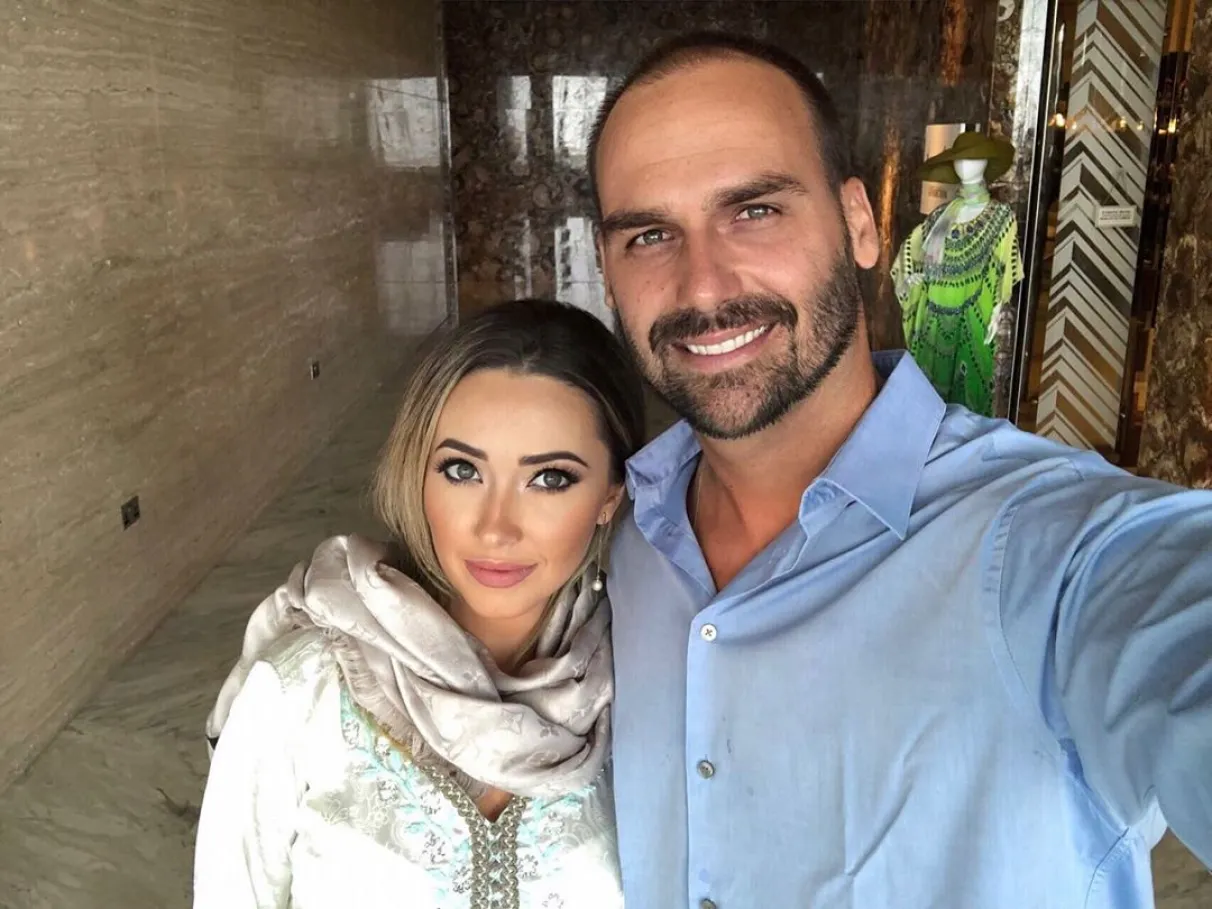 Heloísa Bolsonaro, esposa de Eduardo Bolsonaro, teve contas bloqueadas no Brasil