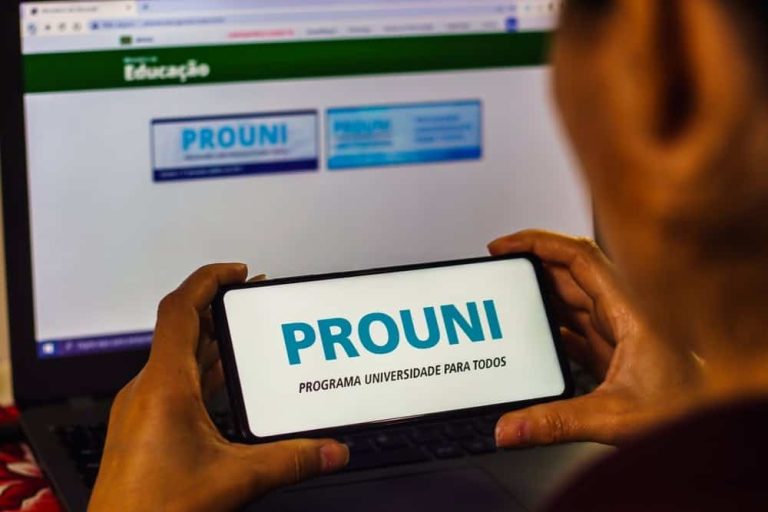 Estudantes fazem prova do Enem para concorrer a bolsas do Prouni 2025