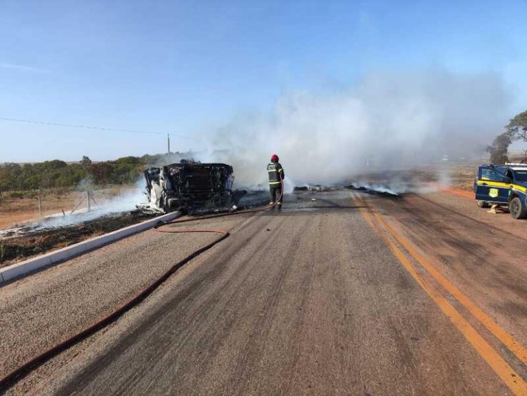 - Carreta em chamas na BR-070 após tombamento com motorista carbonizado