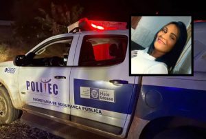 Carro capotado em estrada rural onde ocorreu acidente fatal envolvendo mãe e filha
