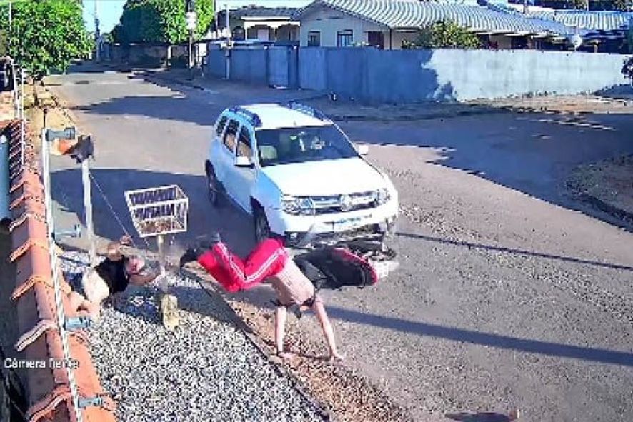 Mãe e filho arremessados após atropelamento por carro em cruzamento