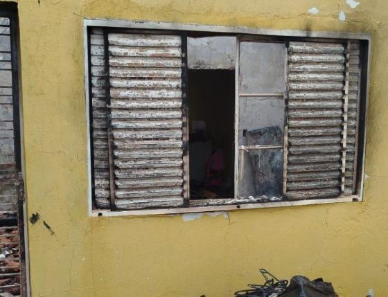 Residência destruída por incêndio após tentativa de feminicídio