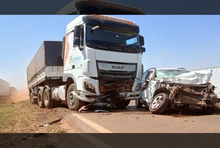 Acidente na BR-364 entre SUV e carretas resulta em morte de motorista