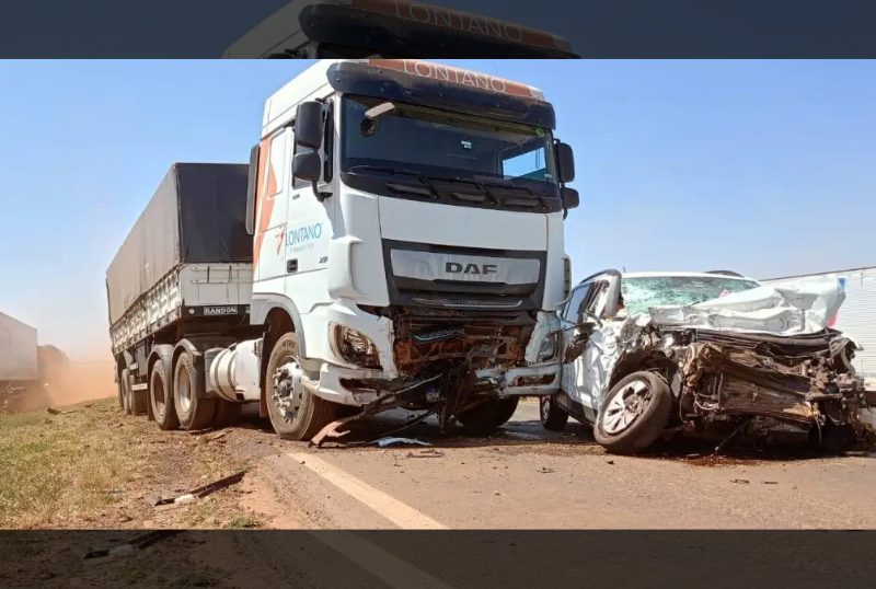 Acidente na BR-364 entre SUV e carretas resulta em morte de motorista