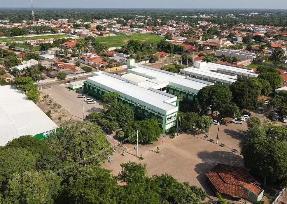 Estudante preenchendo formulário para vestibular Unemat com 2.350 vagas