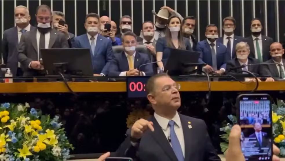 Protesto de senadores no Congresso após prisão de Jair Bolsonaro