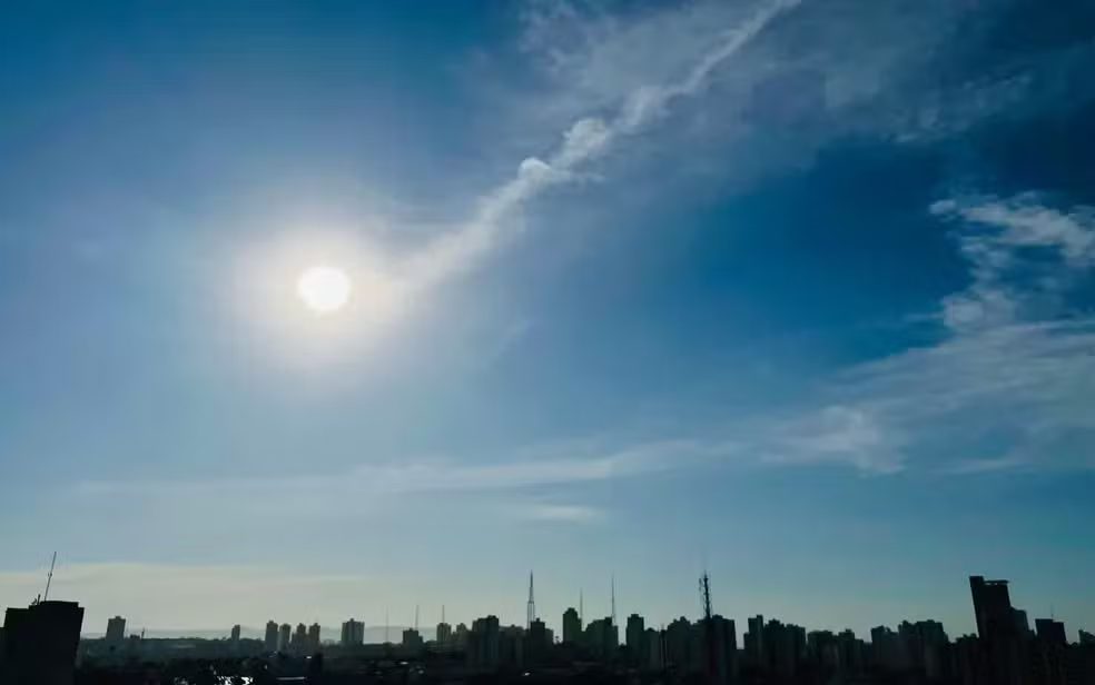 Pessoas usando fontes públicas para aliviar calor de mais de 40°C no Centro-Oeste