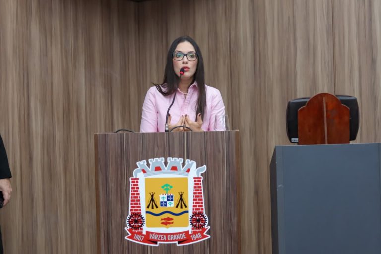 Deputada Janaina Riva denunciando feminicídio em Mato Grosso durante evento Agosto Lilás.