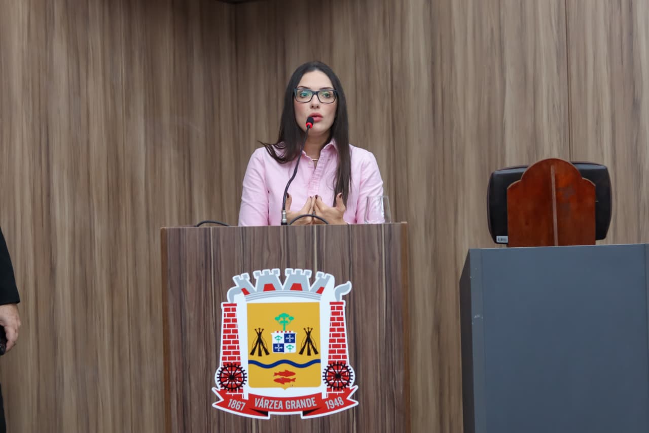Deputada Janaina Riva denunciando feminicídio em Mato Grosso durante evento Agosto Lilás.