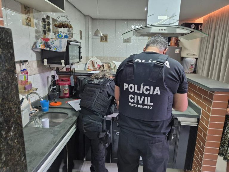 Policiais da Operação Athena durante cumprimento de mandados e bloqueio de bens