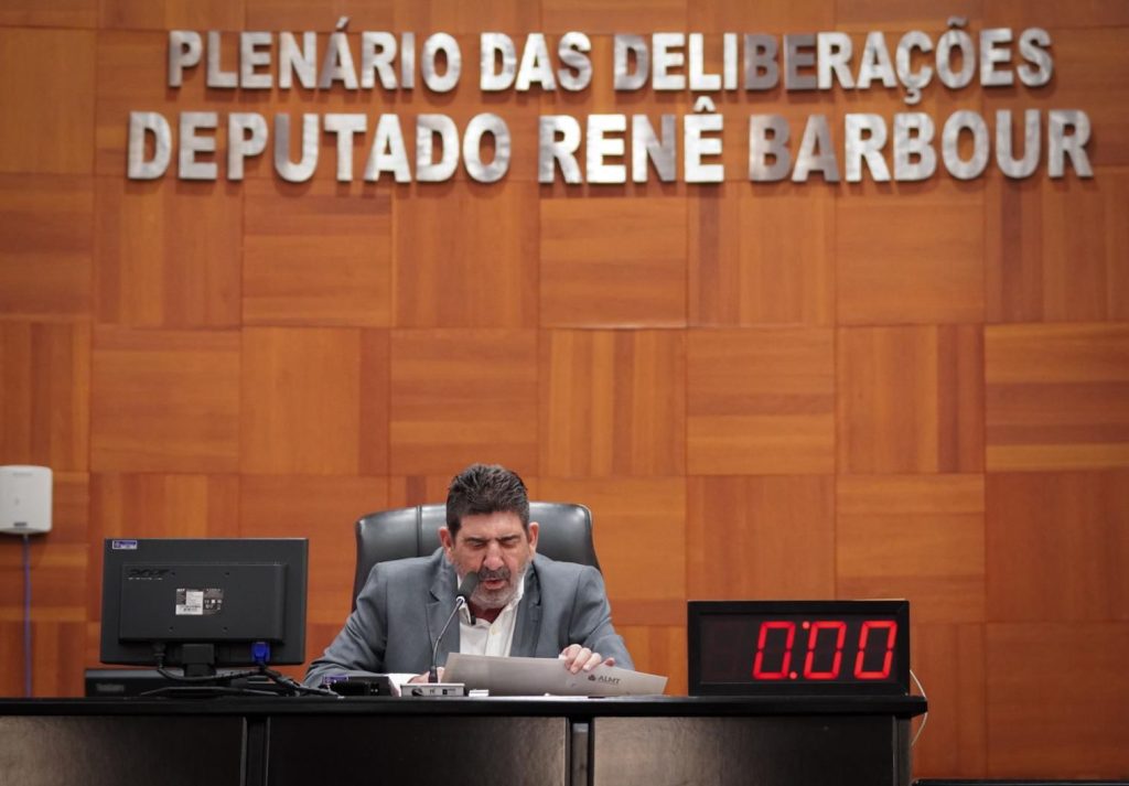 Estudantes em sala de aula no ensino superior, devolução de matrícula garantida por nova lei em MT