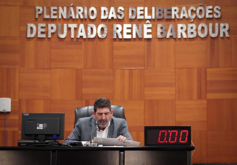 Estudantes em sala de aula no ensino superior, devolução de matrícula garantida por nova lei em MT