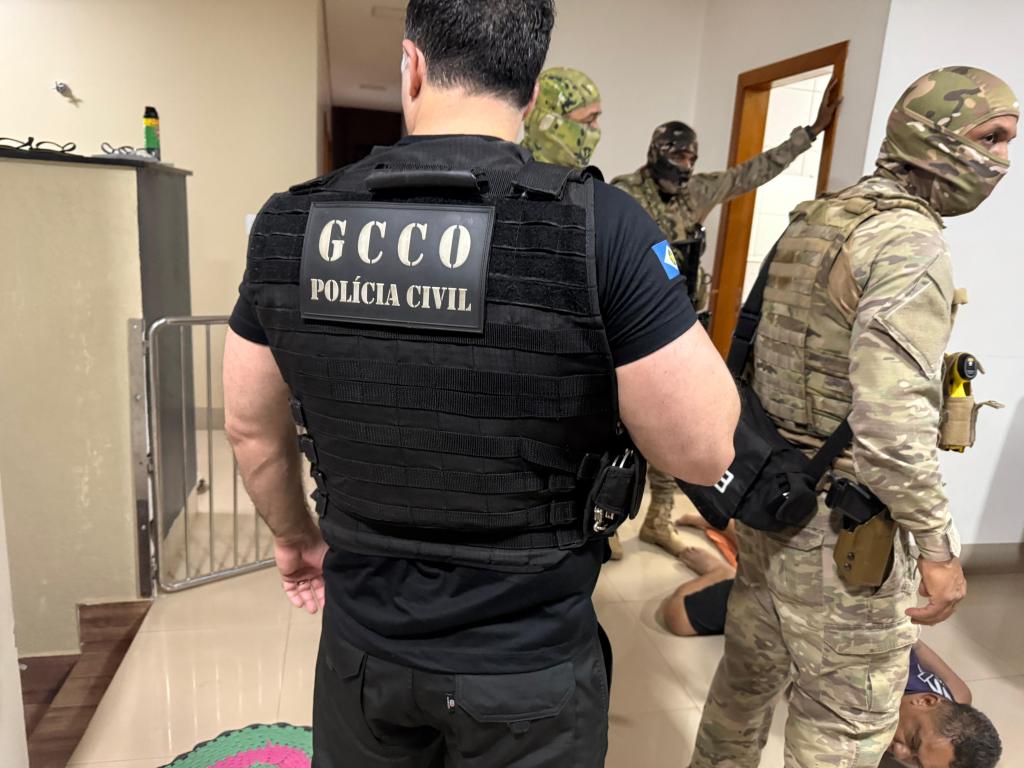 - Policiais civis atuando na Operação Ludus Sordidus em Mato Grosso contra facção criminosa
