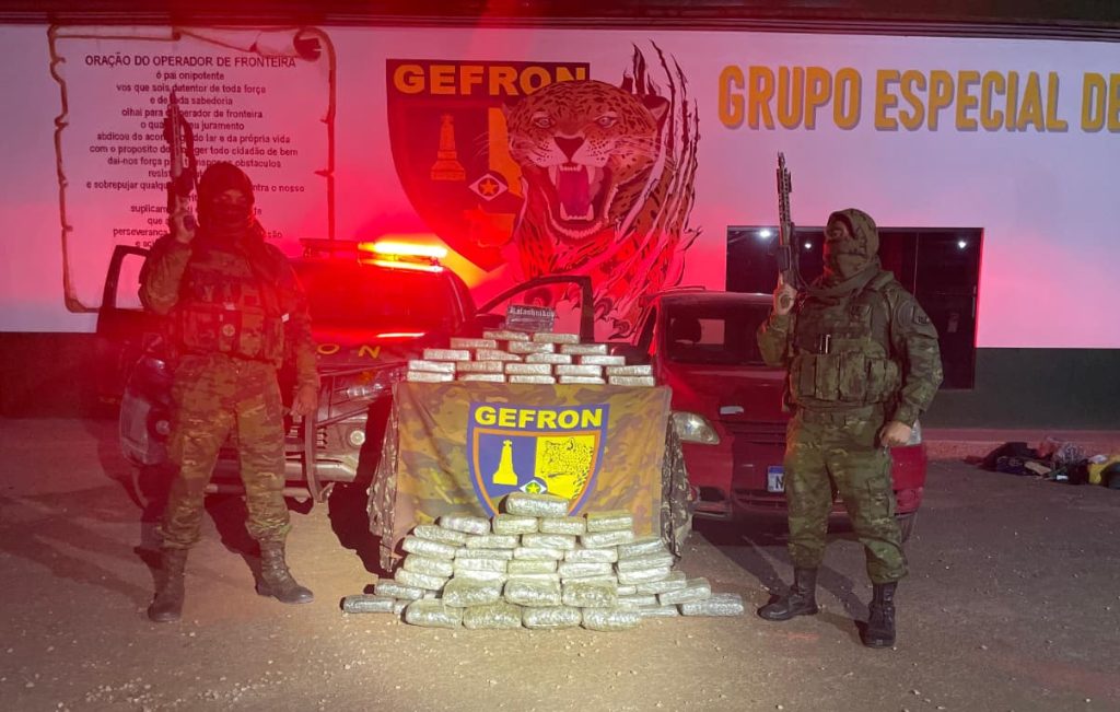 Durante patrulhamento, Gefron apreende R$ 461 mil em drogas e prende suspeito. Entorpecentes estavam divididos em três tipos.