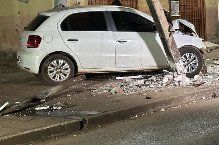 carro invade calçada e atropela mulher de 37 anos; motorista sem habilitação