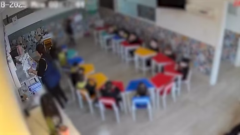 Professora agride aluno de 4 anos com livros em sala de aula