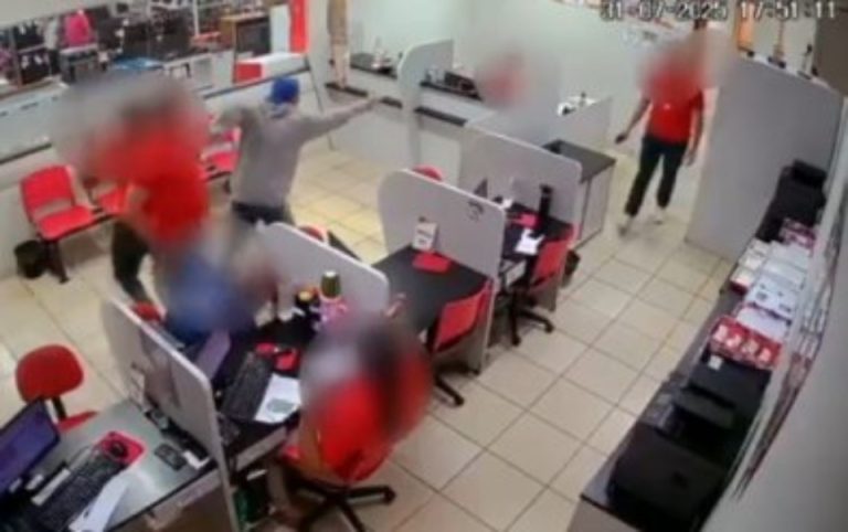 assalto a loja de eletrodomésticos com funcionários rendidos