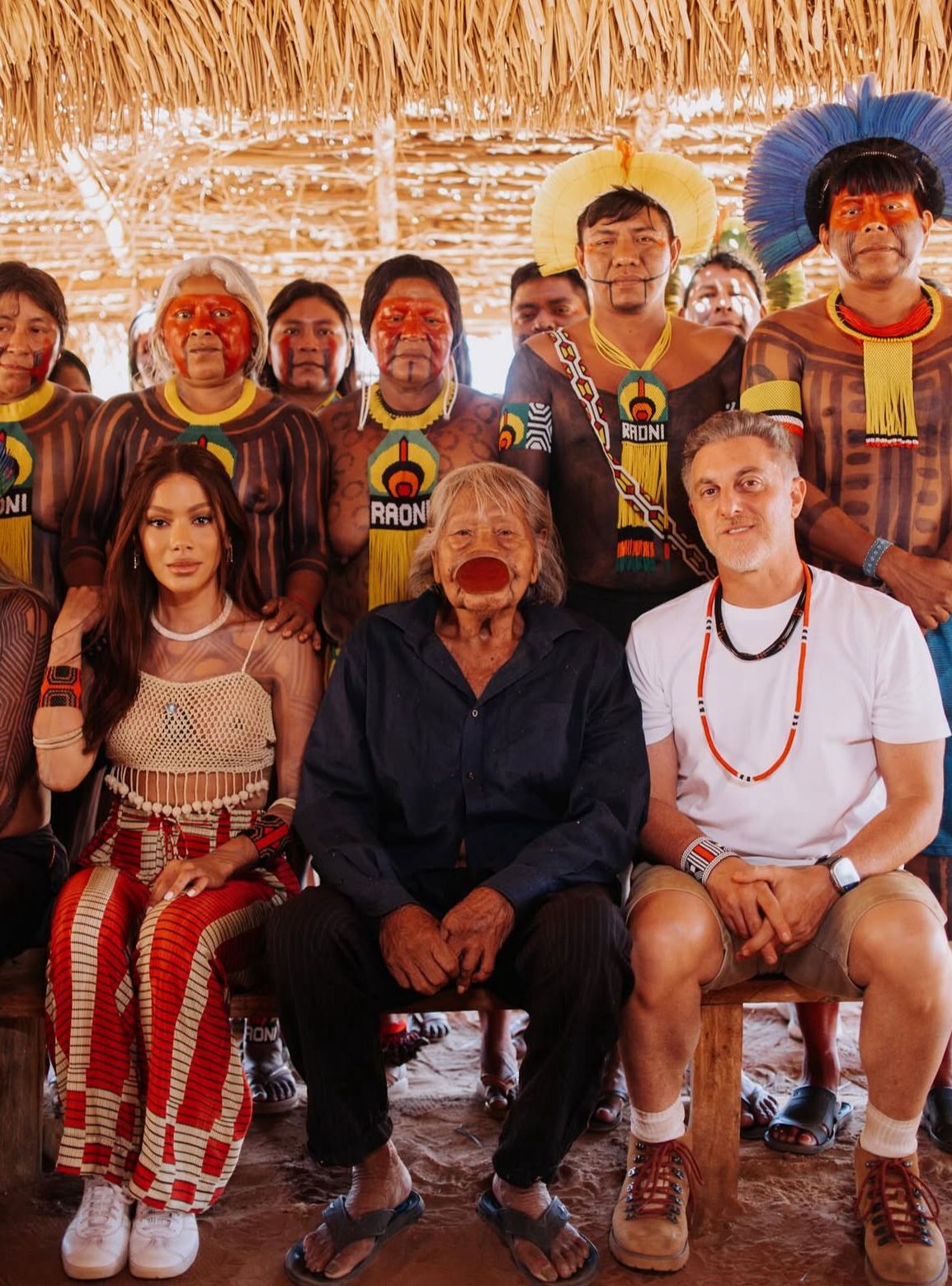 Anitta no Kuarup no Xingu ao lado de indígenas da aldeia Kuikuro