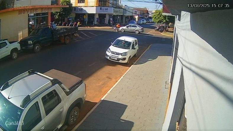 Motocicleta caída após colisão em cruzamento urbano