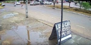 Imagem mostra atropelamento de idosa por motocicleta registrado por câmera de segurança